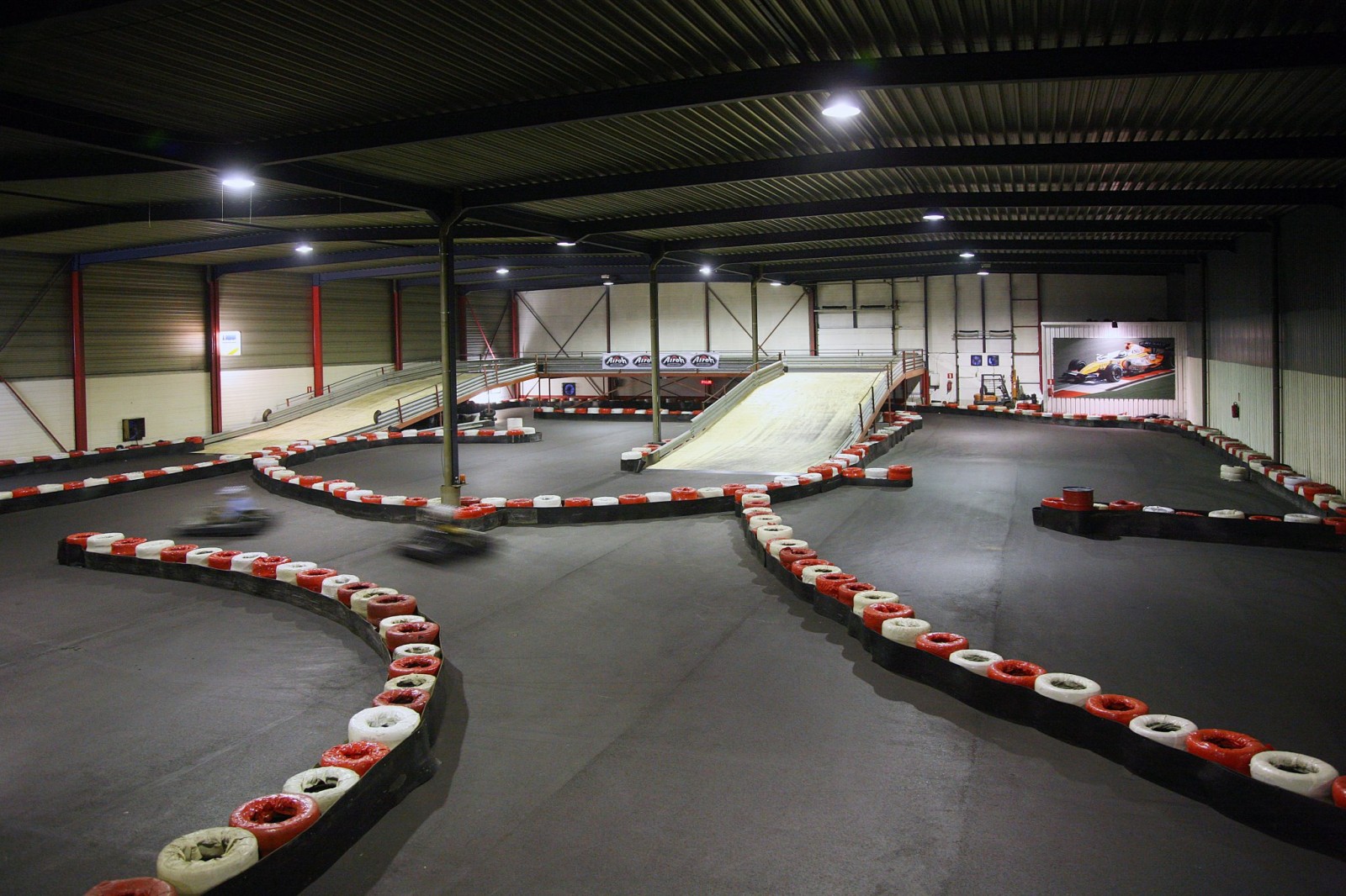 Waan je een echte Formule 1-piloot op het 500 meter lange indoorcircuit van Indoorkarting Lommel.