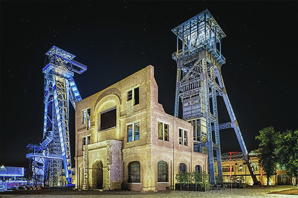 Nachtbeeld van de mijnschachten van C-mine bij Genk