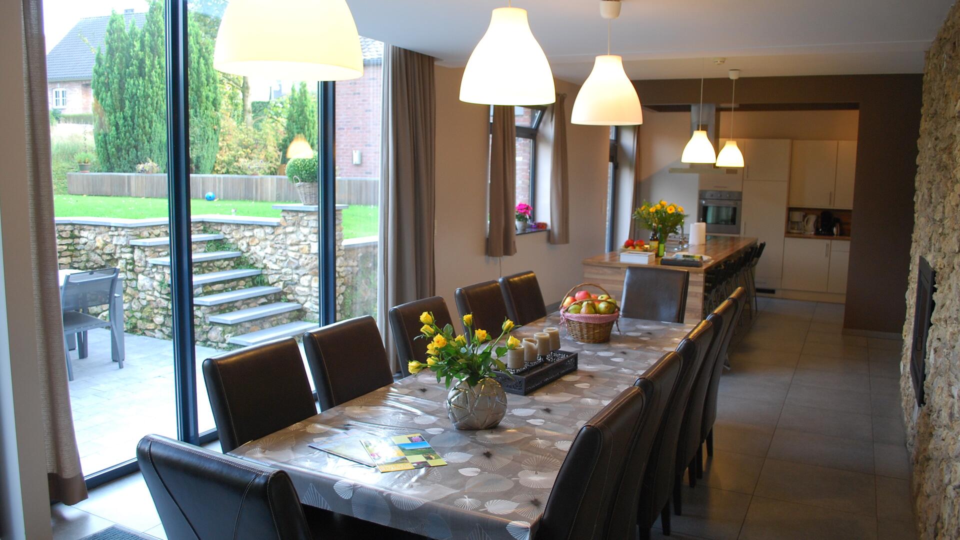 Casa Rokado - Eetkamer met open keuken