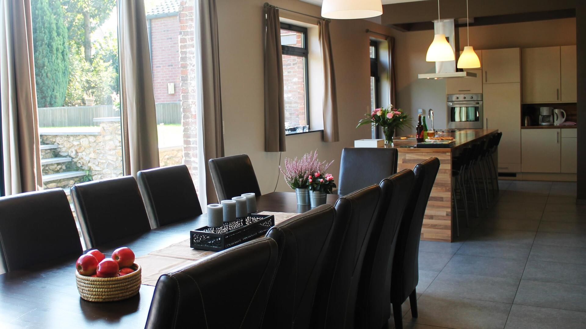 Casa Rokado - Tafel voor 12 personen in de grote leefruimte met open keuken