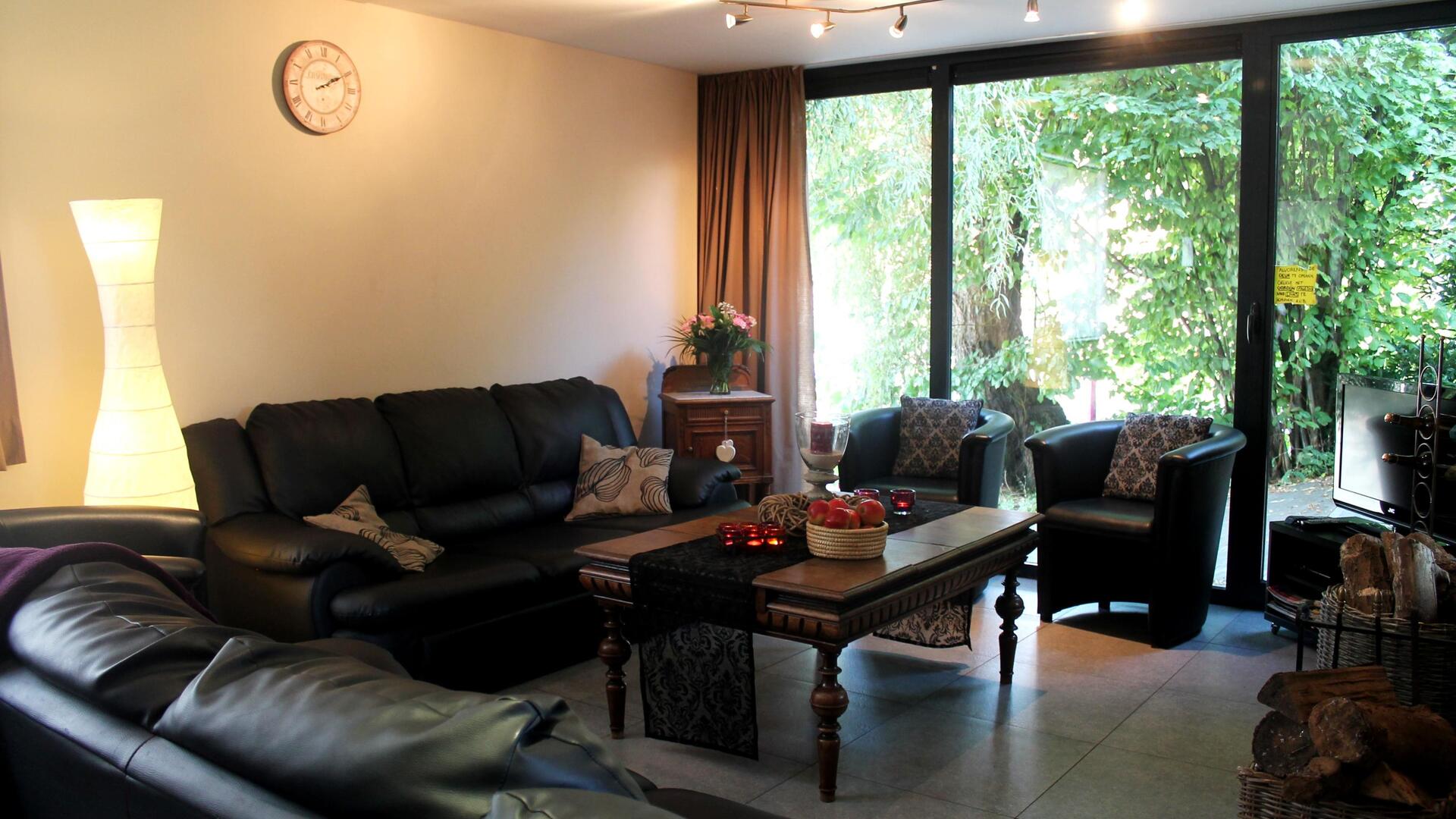Casa Rokado - Zithoek met doorkijk haard (hout)