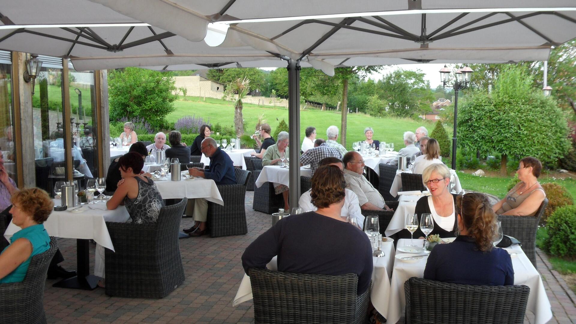 De Kommel - gastronomisch tafelen op het terras bij mooi en warm weer
