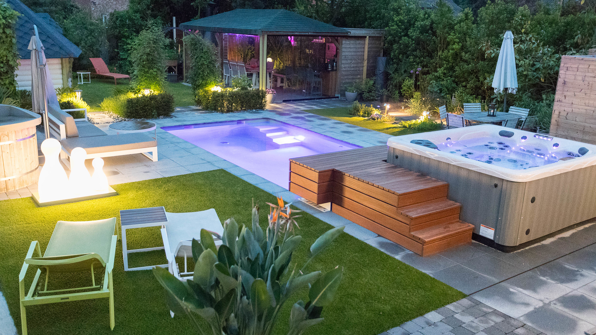 Terrakota - Wellnesstuin met sfeerverlichting - Wellness Garden with evening lights
