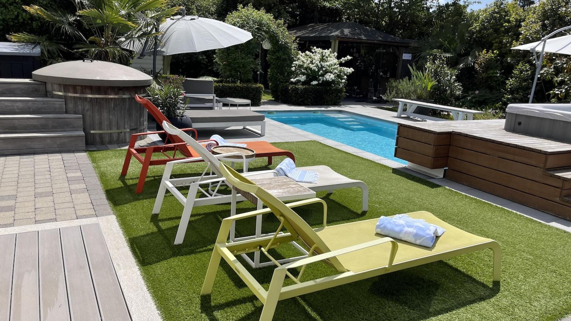Terrakota - Tuin met jacuzzi, sauna, zwembad, pergola - garden with swimming pool, sauna, jacuzzi, pergola