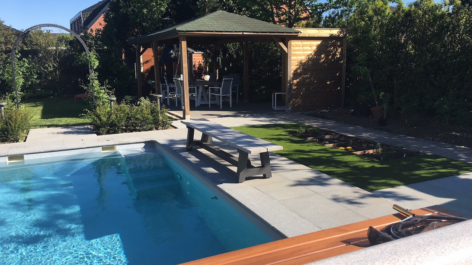 Terrakota - zwembad in botanische tuin met vele speciale en zeldzame planten