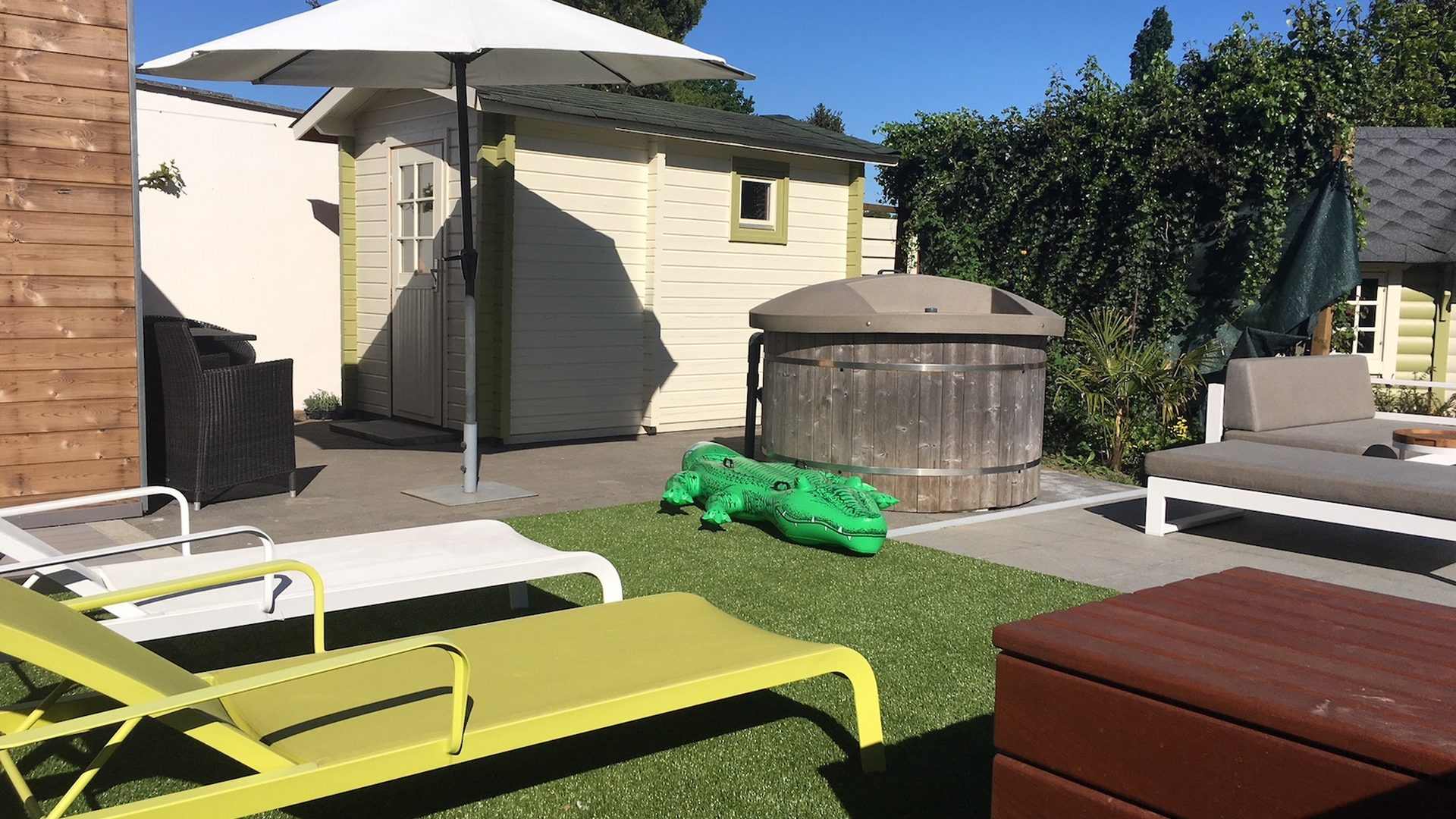 Terrakota - Tuin met sauna en zonneweide,   zithoek - Garden with sauna, terras and sunbathing area
