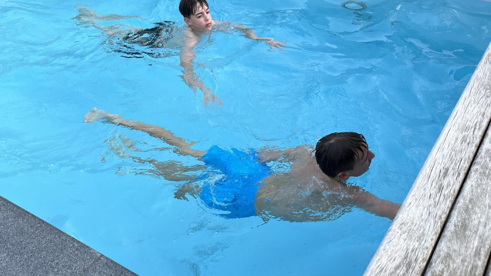Terrakota - jongeren genieten van het zwembad - youth enjoying the swimming pool