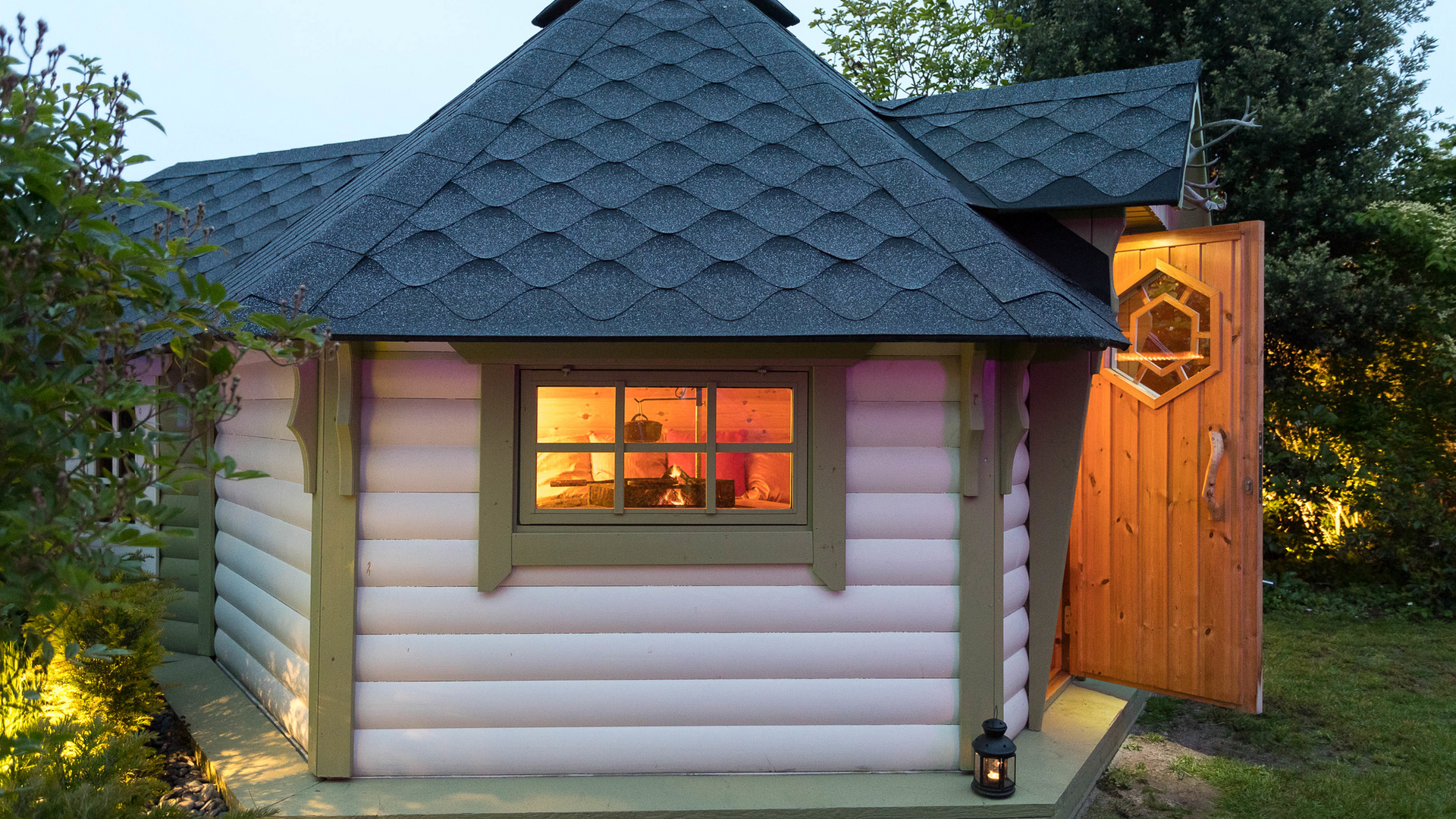 Terrakota - Romatische Finse Kota bij valavond - Romantic Grill Kota in the evening