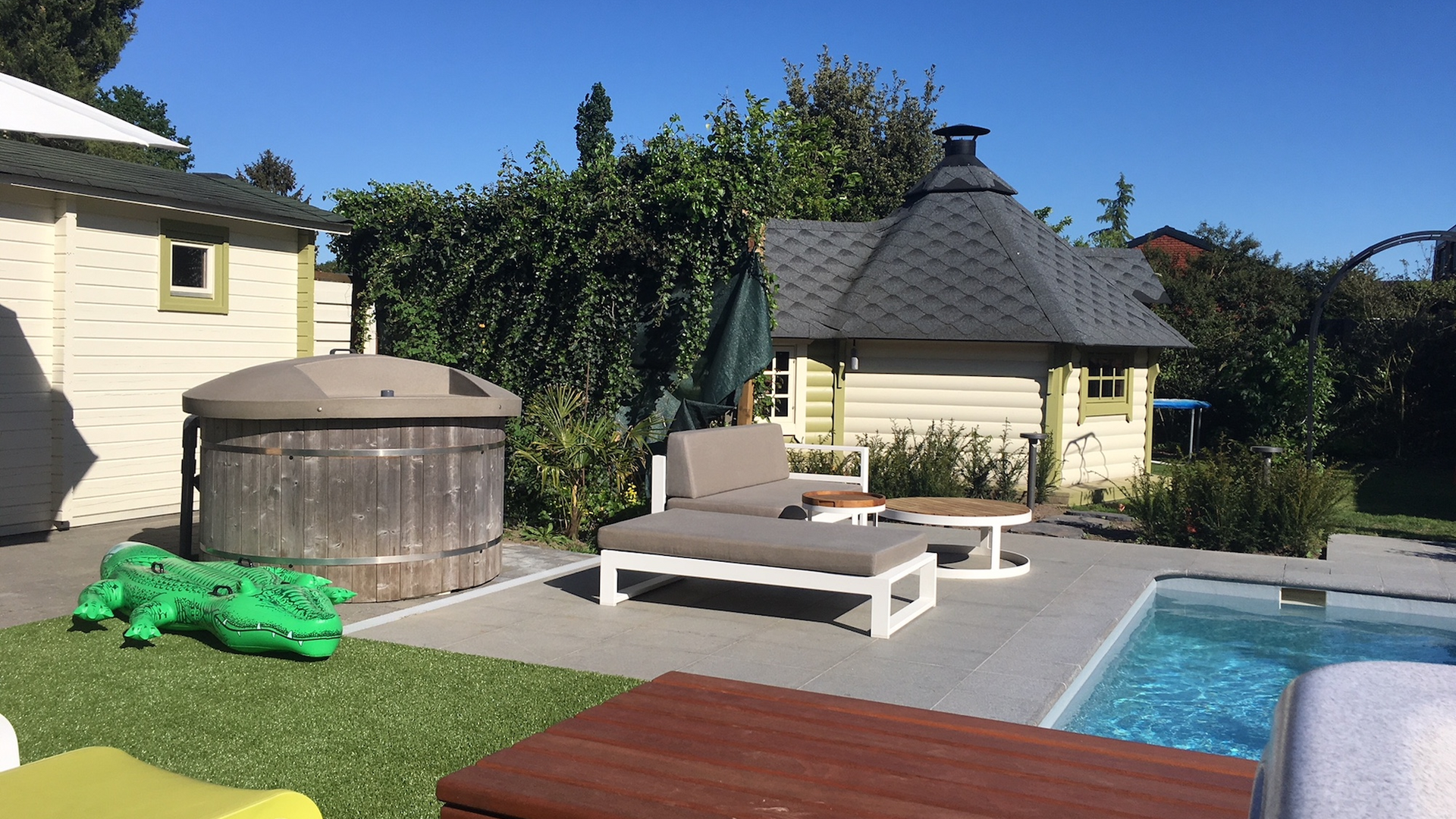 Terrakota - Tuin met sauna, hot tub, jacuzzi, grill hut (finse grill kota)  - Garden with Finnish Sauna, Hot Tub, Jacuzzi, Grill Kota