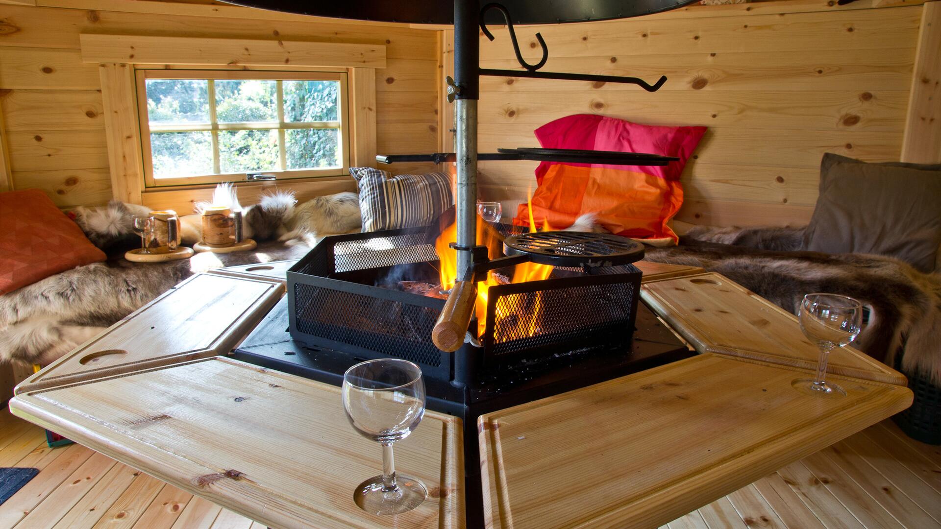 Terrakota - Finse Grill kota - gezellig haardvuur in lapland decor - cosy Finnish Grill kota with fire