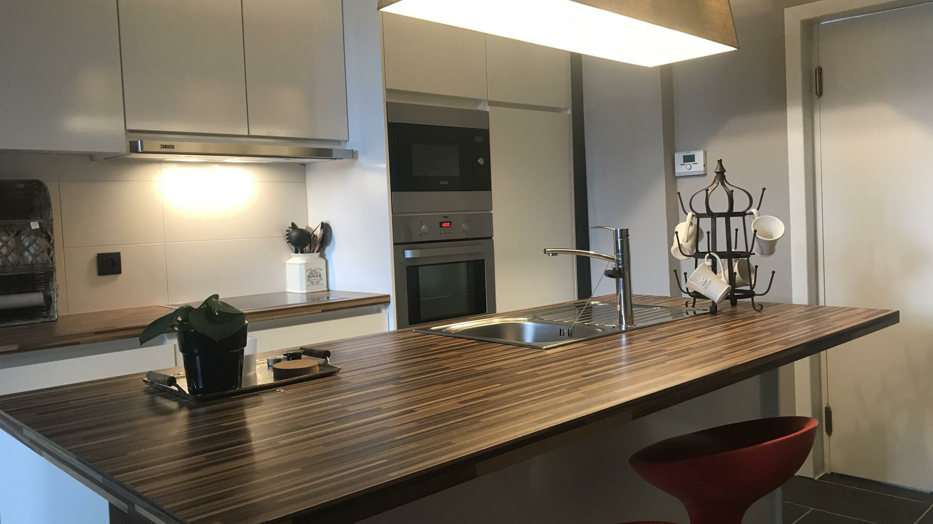 Vakantiewoning Le petit béguinage - Vakantiewoning “Le petit béguinage”
beschikt over een volledig uitgeruste keuken met een frigo, staafmixer, vaatwasser, oven, magnetron, broodrooster, waterkoker, mixer, croque-monsieurmachine, diepvriezer, koffiezetapparaat (Nespresso).