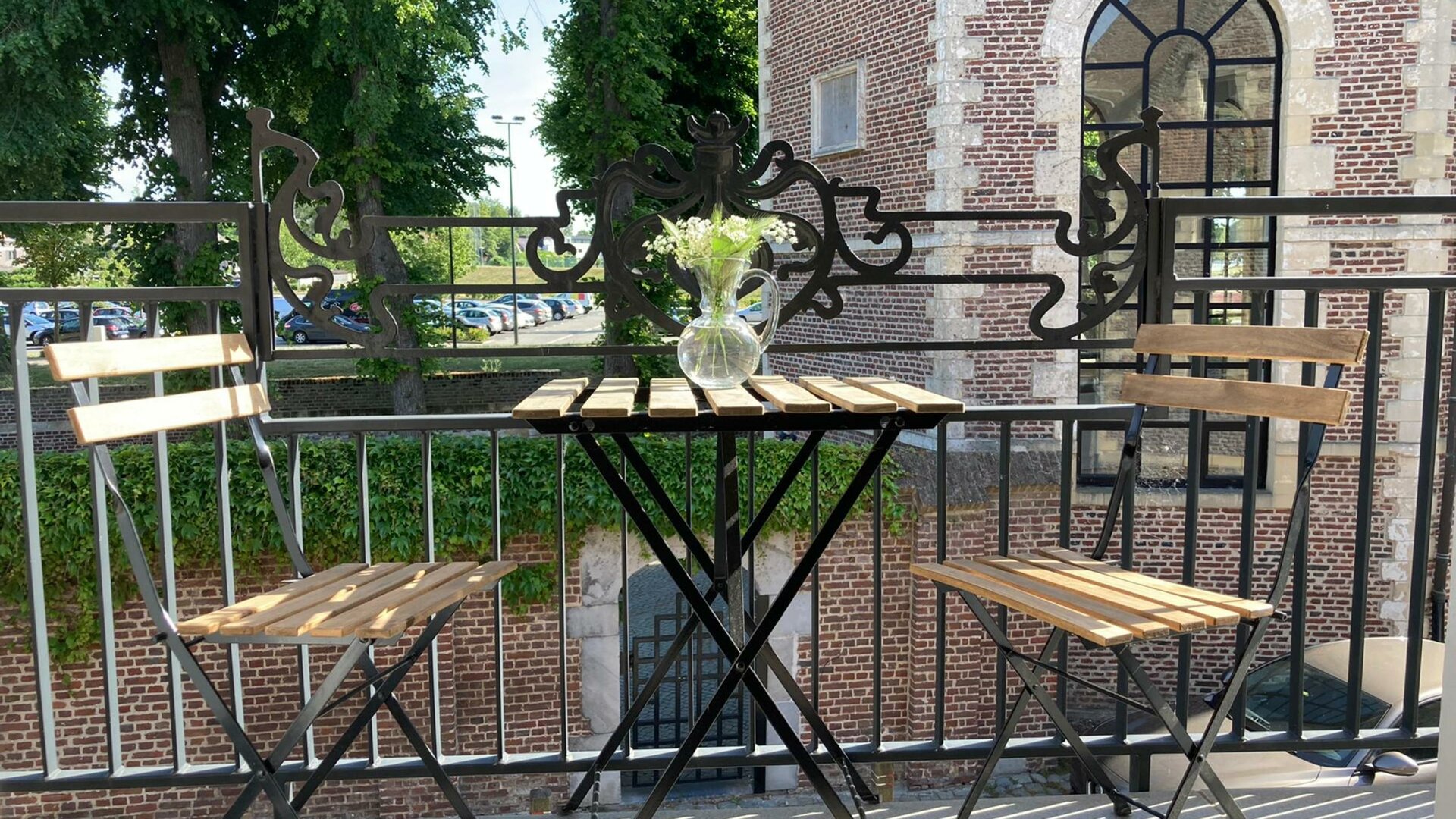 Vakantiewoning Le petit béguinage - Het terras heeft uitzicht op de Sint-Ursulakapel, parking en deels over het stadspark “De Motten”.