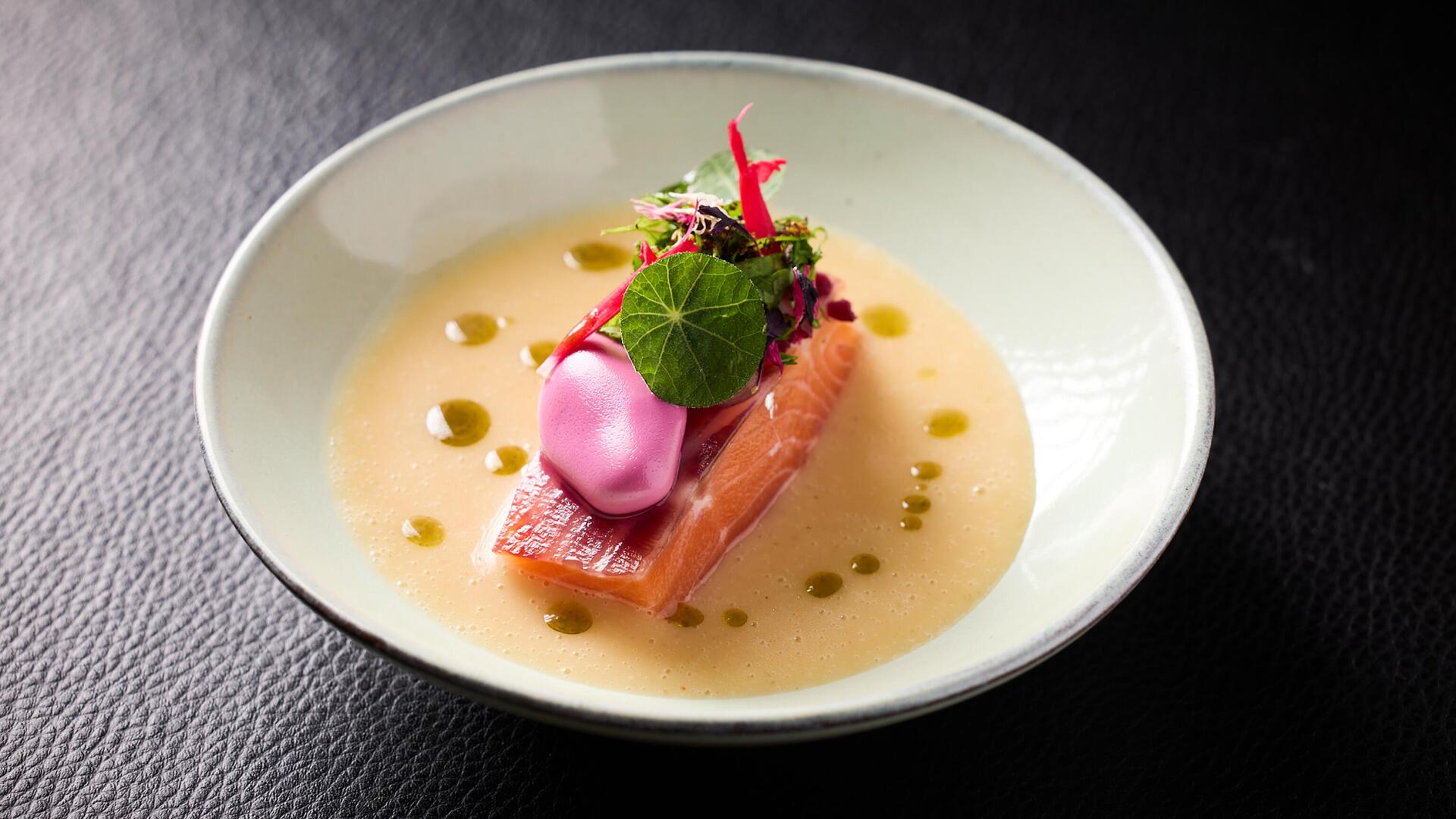 Vous lé Vous - gravlax van zalm met tom kha kai en kruiden uit de tuin