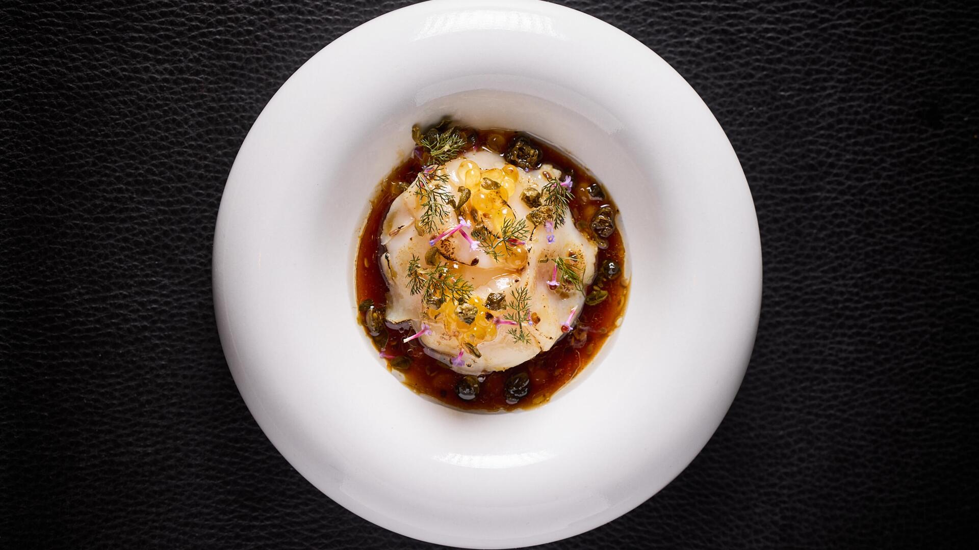 Vous lé Vous - carpaccio van sint jacobsvrucht met pareltjes van citrus, vinaigrette van soya en venkelkruid uit de tuin