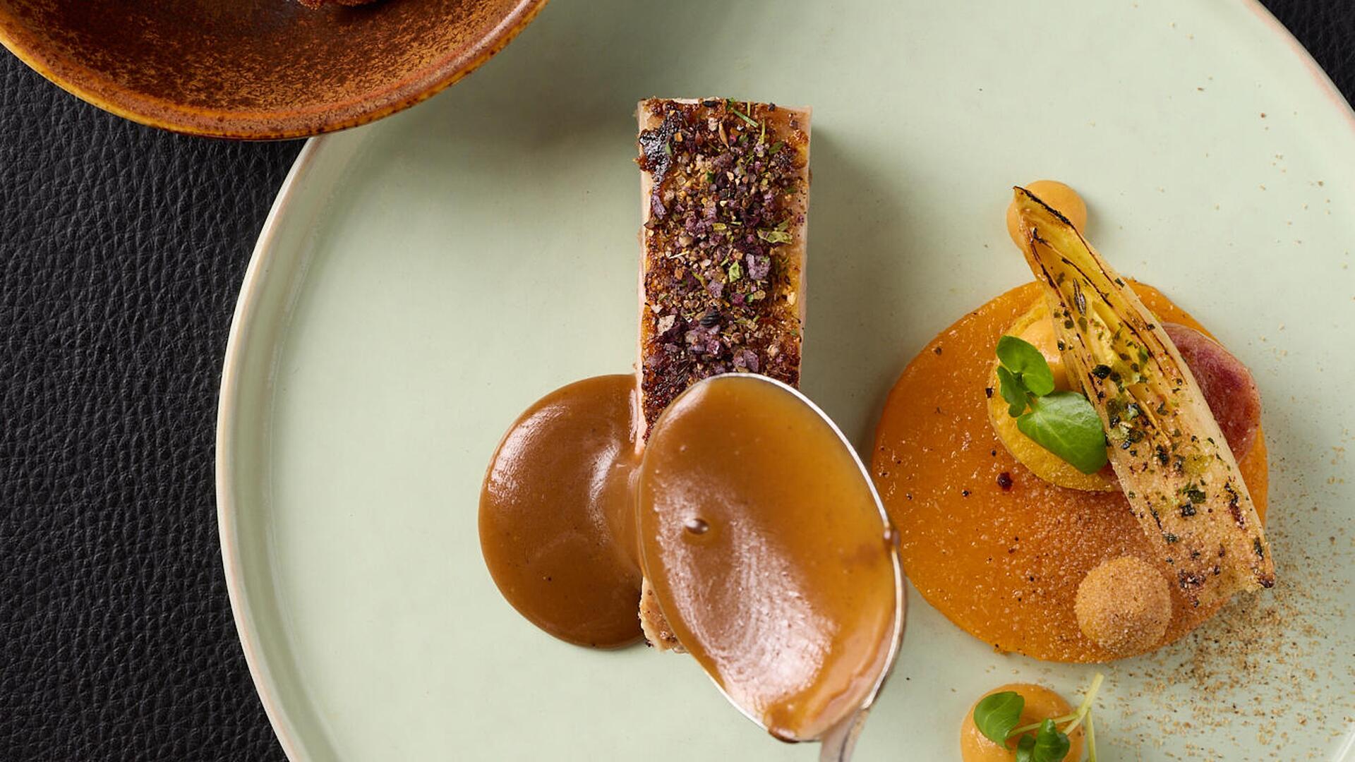Vous lé Vous - filet van mechelse koekoek, smaken van pompoen, gebraiseerd witloof en aardappelkroketjes met mayonaise van daslook