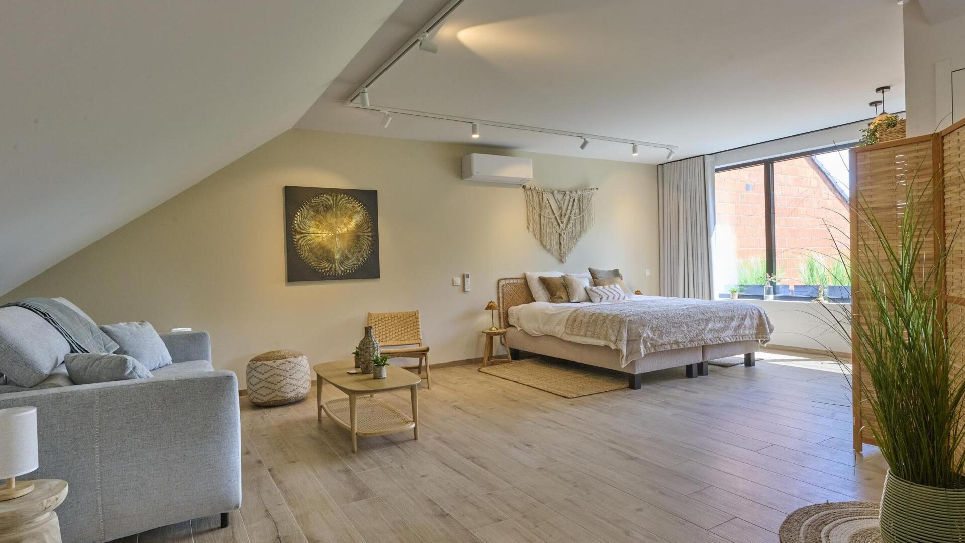 ’t Margrietje - Open bedroom with sofa and relaxation area