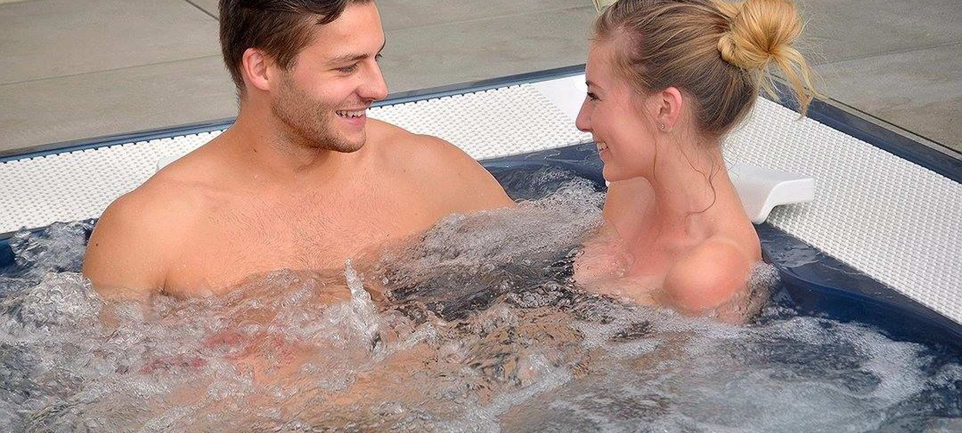 Lavendine Pure - de jacuzzi in de buitentuin