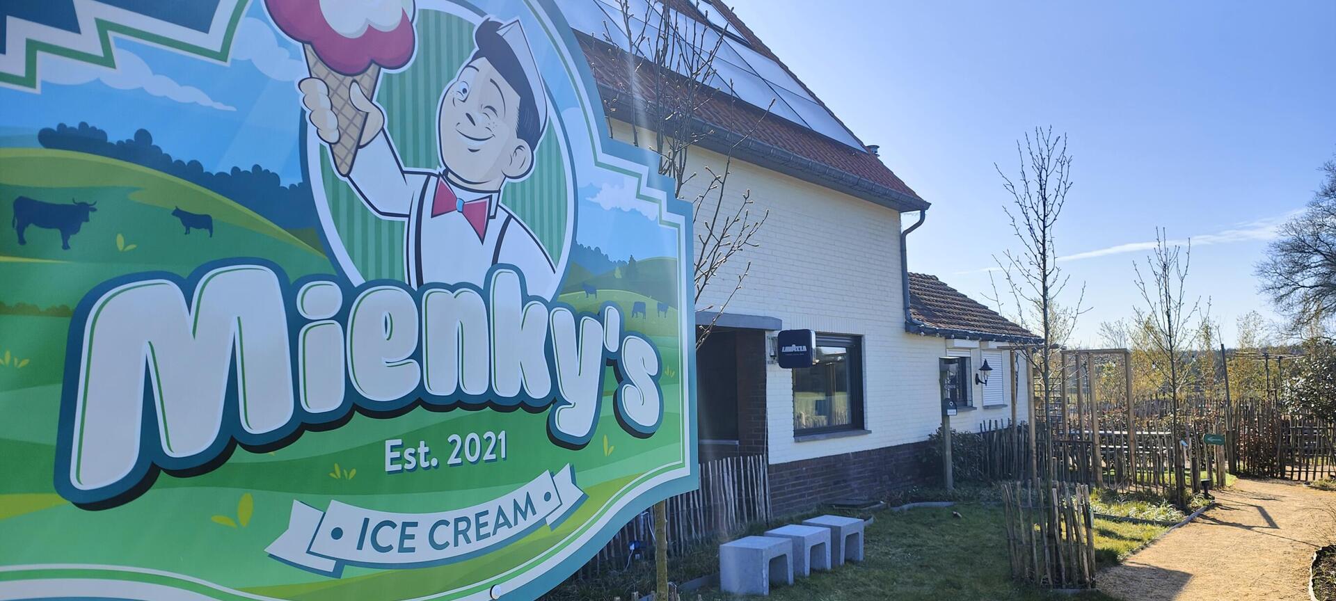 Mienky's ijssalon - Uithangbord