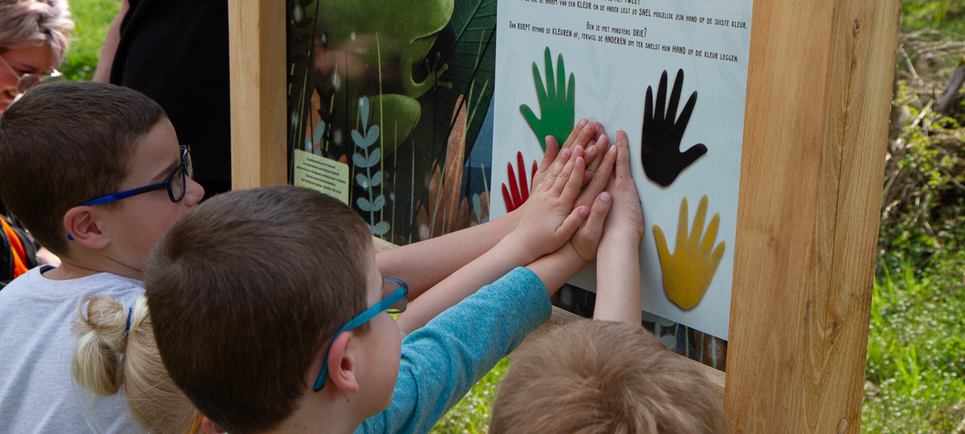 'Rijntje en zijn vrienden': kinderwandeling in het RivierPark Maasvallei - Kinderen voeren een opdracht uit van de wandeling 'Rijntje en zijn vrienden'.