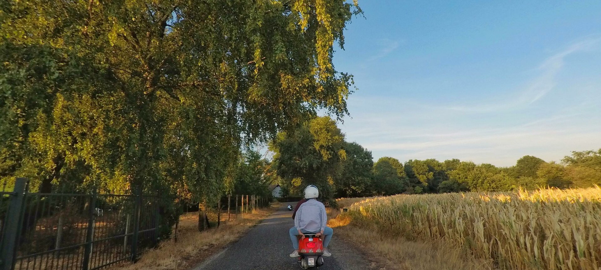 Vespa Maaseik - Verhuur van Vespa's en elektrische fietsen - Of je nu alleen de vrijheid van de Limburgse wegen wilt ervaren of met een groep tot wel 24 Vespa’s op pad wilt gaan! Bij ons ben je aan het juiste adres voor een onvergetelijke rit. Wij zorgen voor het perfecte arrangement, helemaal afgestemd op jouw wen