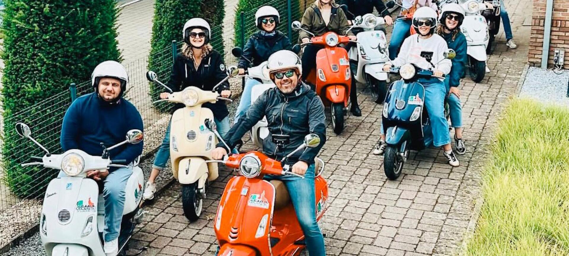 Vespa Maaseik - Verhuur van Vespa's en elektrische fietsen - Ook groepsreservaties zijn mogelijk, Vespa Maaseik beschikt over 25 Vespa’s, geschikt voor groepen tot 50 personen. Ideaal voor vrienden, families of teambuildings.