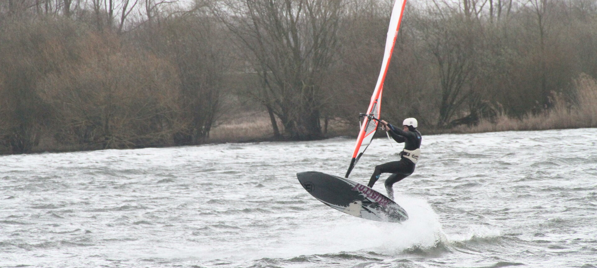 Watersportcentrum Schulensmeer - Actie surfen